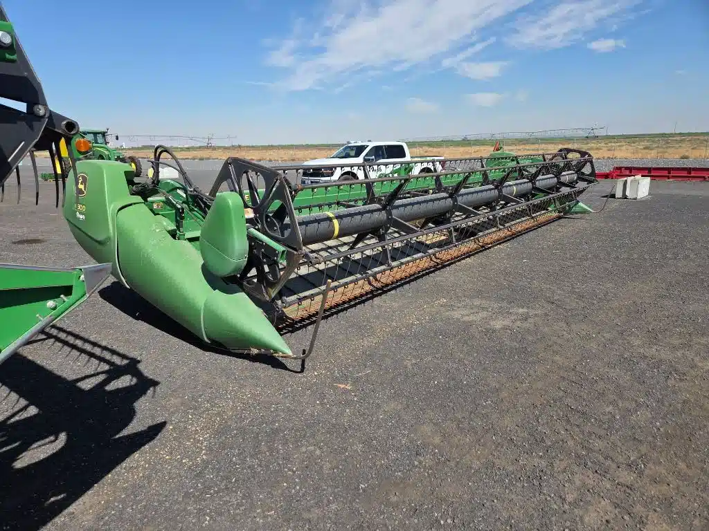 Photo de la Galerie 1 pour 2011 John Deere 630D Nez - Toile/Tapis