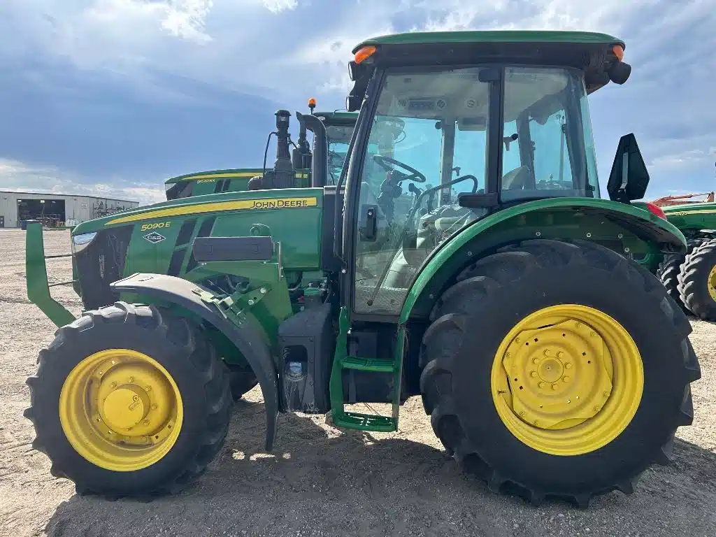Photo de la Galerie 2 pour 2023 John Deere 5090E Tracteur