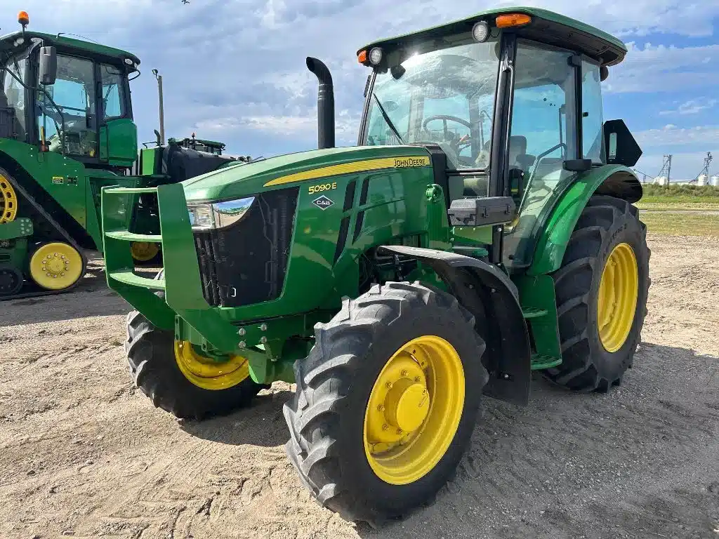 Photo de la Galerie 1 pour 2023 John Deere 5090E Tracteur