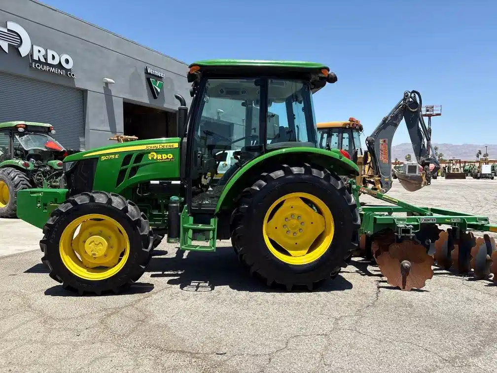 Photo de la Galerie 2 pour 2023 John Deere 5075E Tracteur