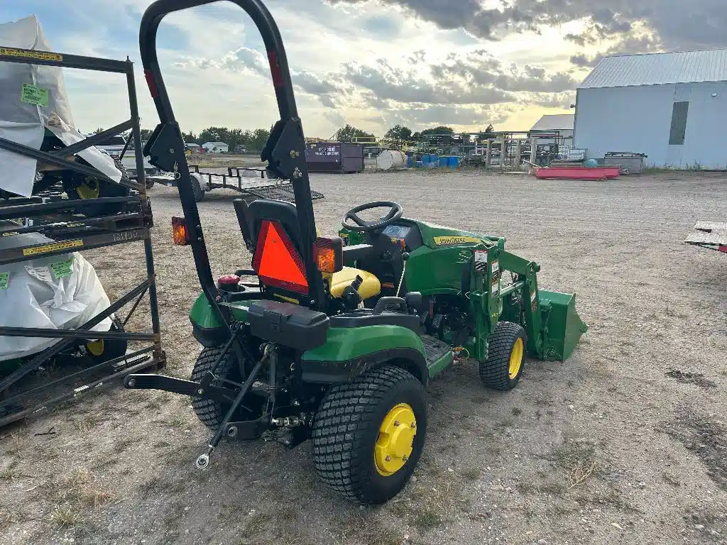 Photo de la Galerie 2 pour 2012 John Deere 1026R Tracteur