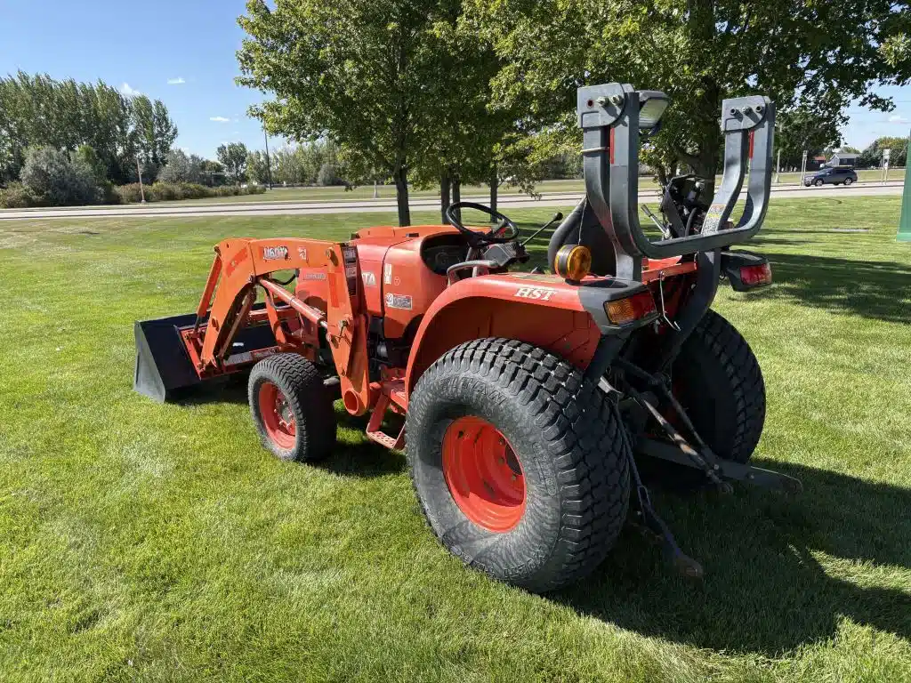 Gallery image 2 for 2011 Kubota L3800D Tractor