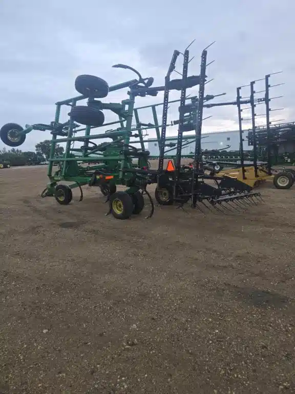 Gallery image 2 for 2014 John Deere 2410 Chisel Plow