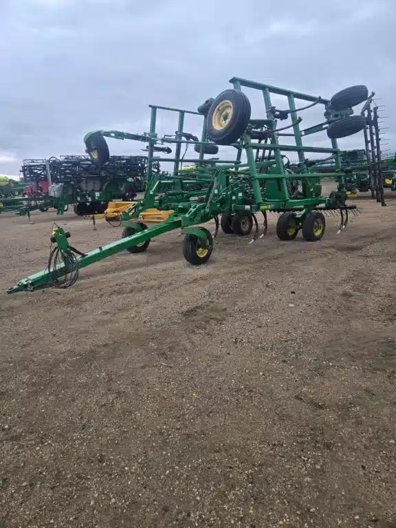 Gallery image 1 for 2014 John Deere 2410 Chisel Plow