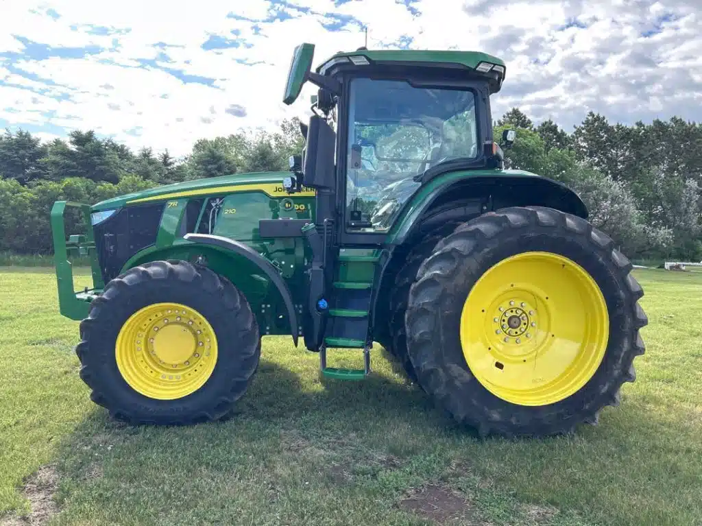 Gallery image 2 for 2023 John Deere 7R 210 Tractor