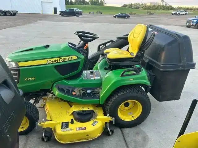 Photo de la Galerie 1 pour 2018 John Deere X758 Tracteur à pelouse