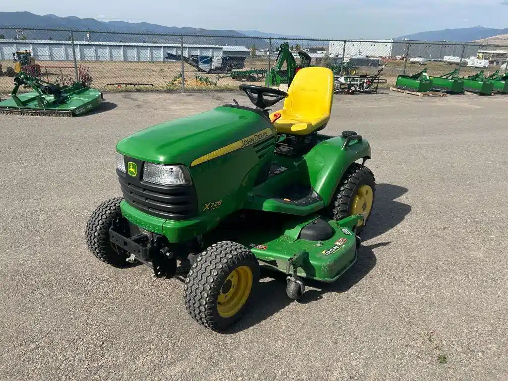 Photo de la Galerie 1 pour 2011 John Deere X728 Tracteur à pelouse