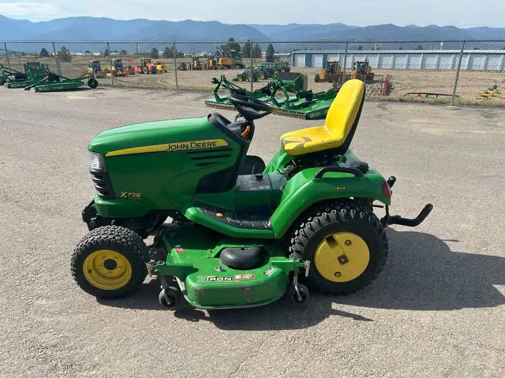 Photo de la Galerie 2 pour 2011 John Deere X728 Tracteur à pelouse