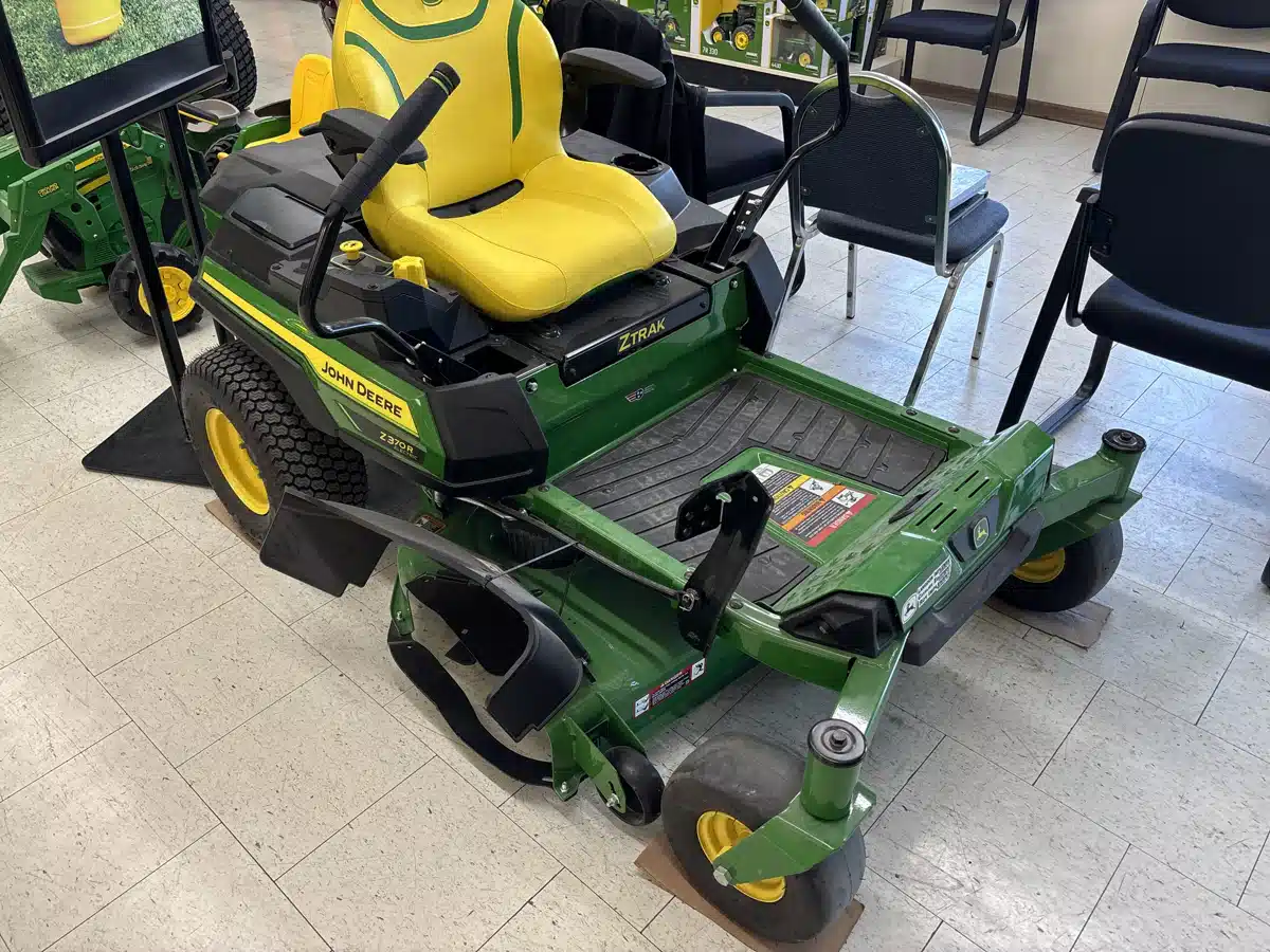 Gallery image 2 for Used 2024 John Deere Z370R Mower - Zero Turn