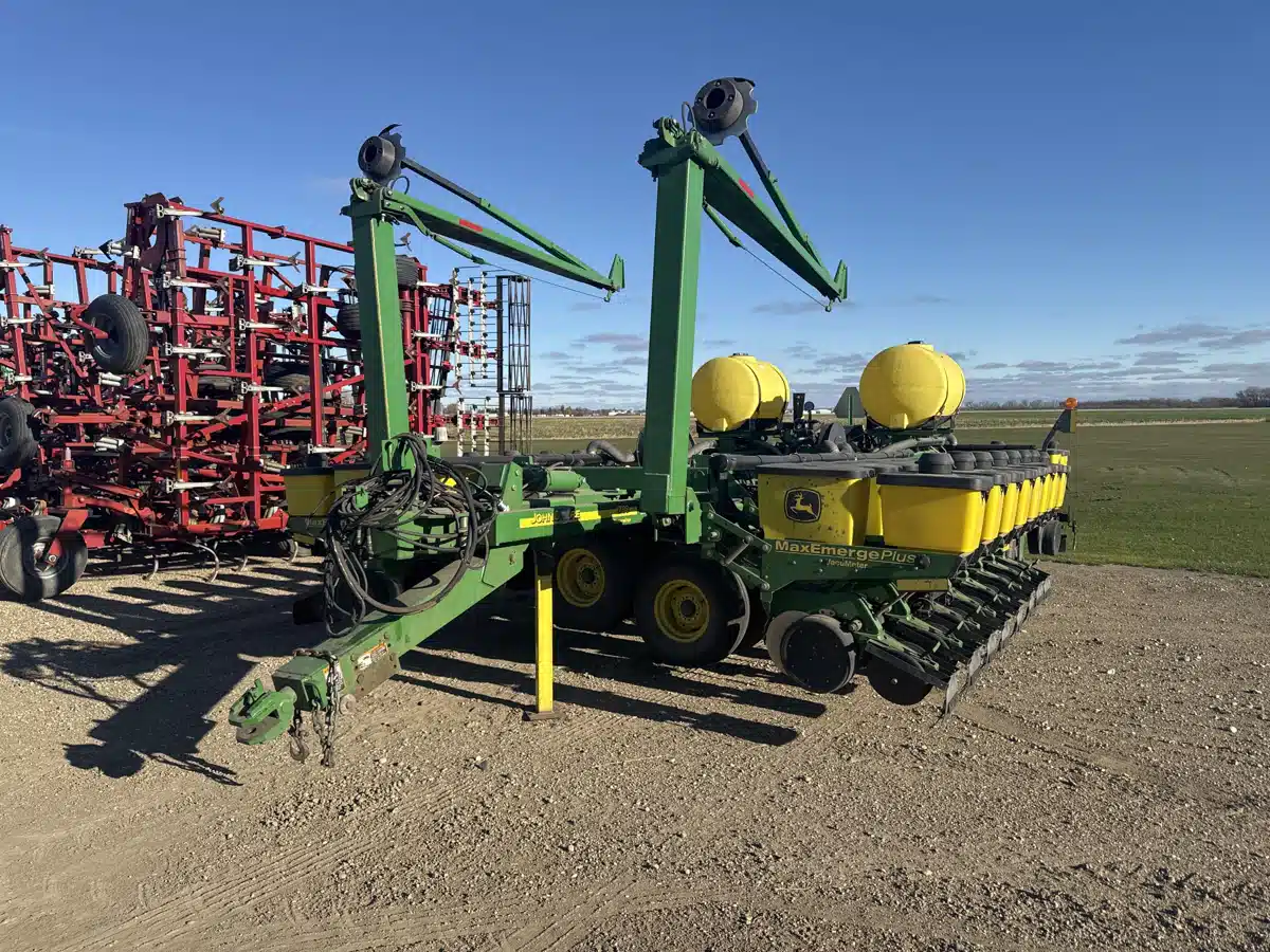 Gallery image 1 for Used 2002 John Deere 1780 Planter