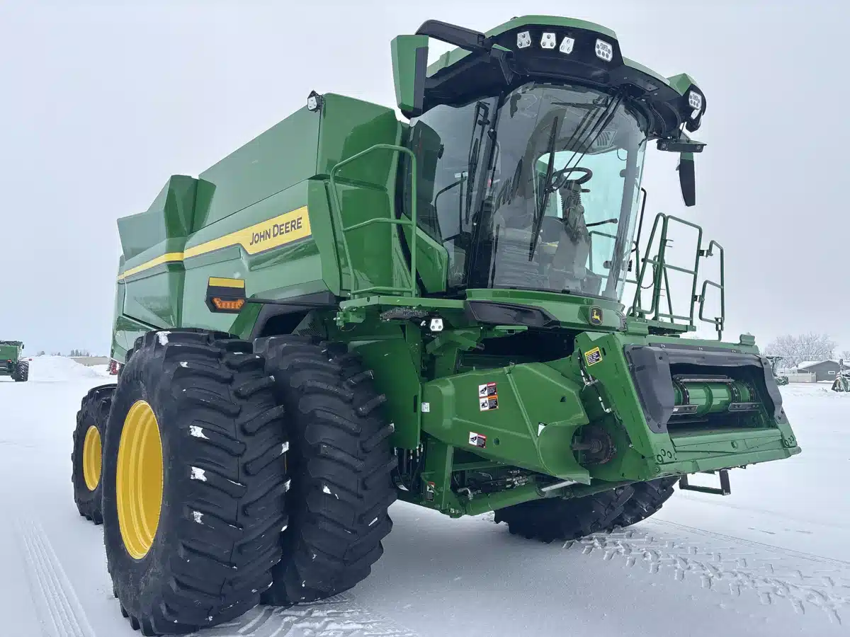 Gallery image 1 for 2025 John Deere S7 800 Combine
