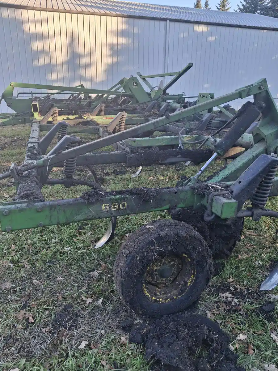 Used 2000 John Deere 680 Chisel Plow
