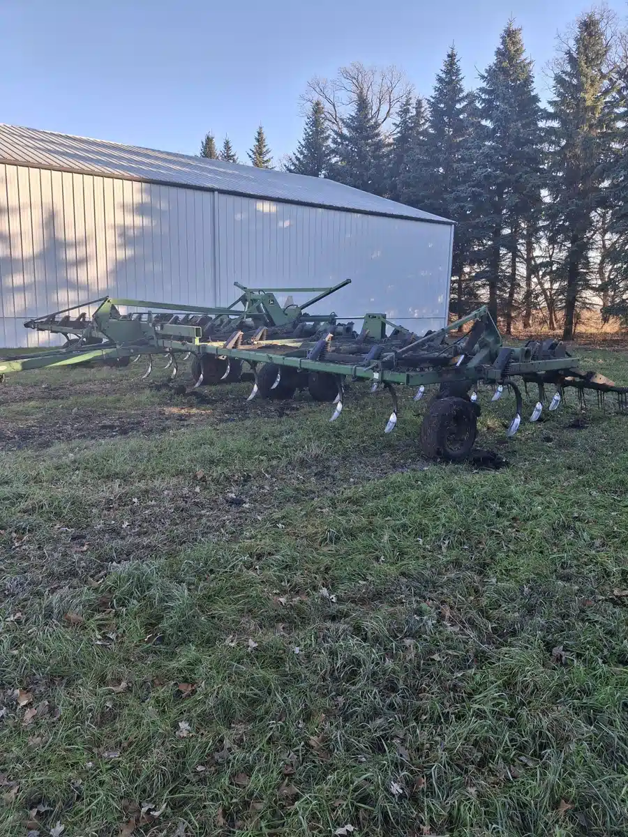 Gallery image 2 for 2000 John Deere 680 Chisel Plow