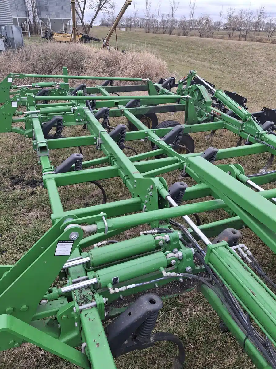 Gallery image 2 for 2019 John Deere 2430 Chisel Plow