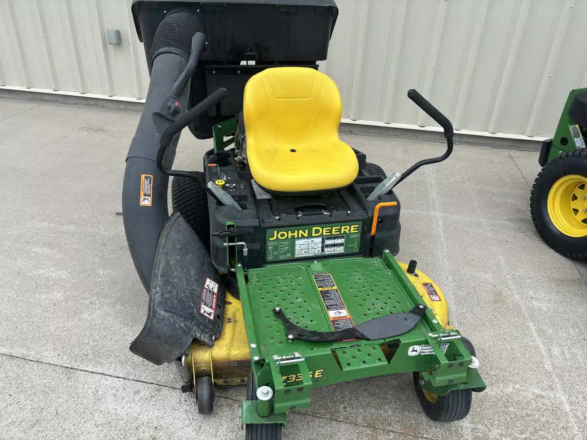 Photo de la Galerie 1 pour 2020 John Deere Z335E Tondeuse à rayon de braquage zéro