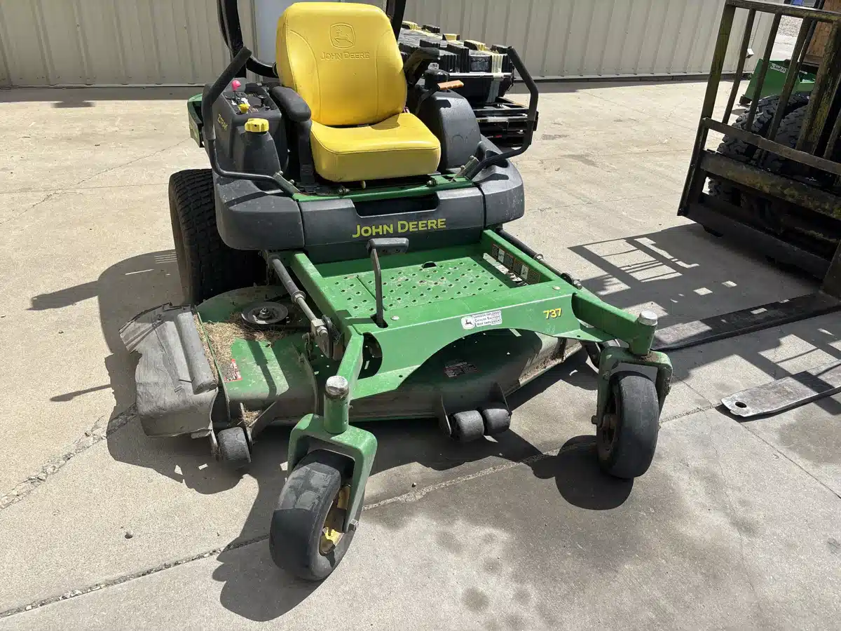 Photo de la Galerie 2 pour 2006 John Deere 737 Tondeuse à rayon de braquage zéro