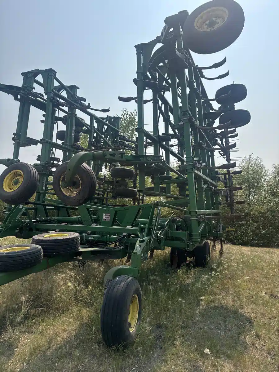 Gallery image 2 for 2008 John Deere 2410 Chisel Plow