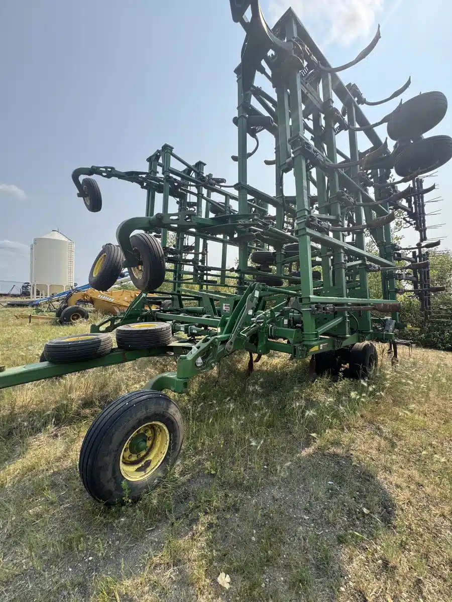 Gallery image 1 for 2008 John Deere 2410 Chisel Plow