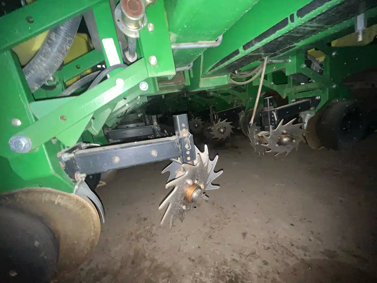 Gallery image 2 for Used 2009 John Deere 1770 Planter