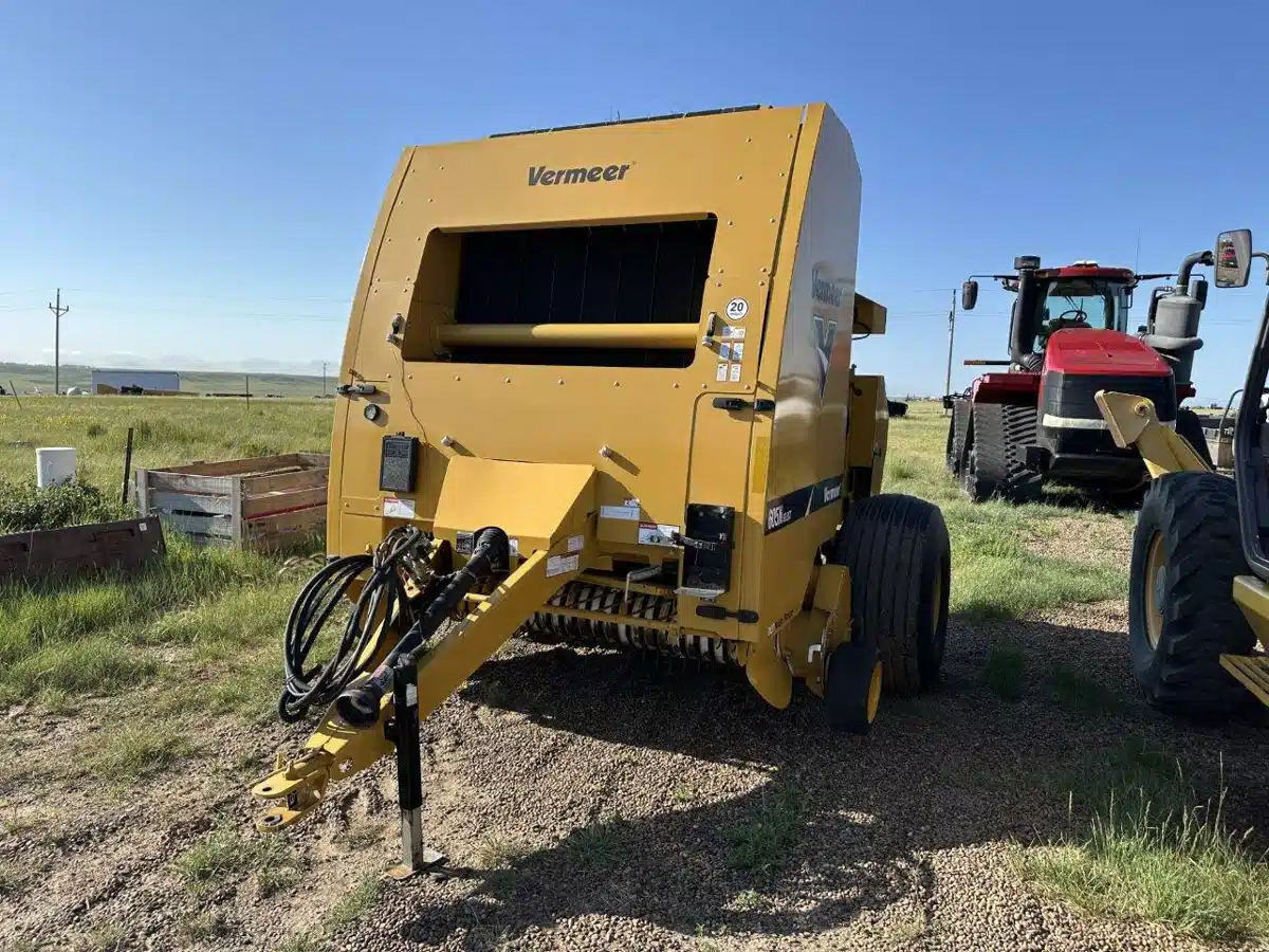 Gallery image 1 for Used 2020 Vermeer 605N Select Round Baler