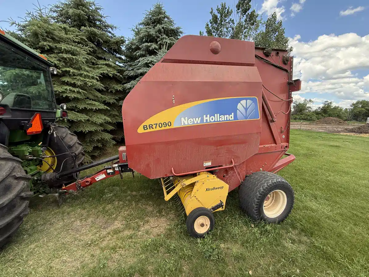 Gallery image 1 for Used 2011 New Holland RB7090 Round Baler
