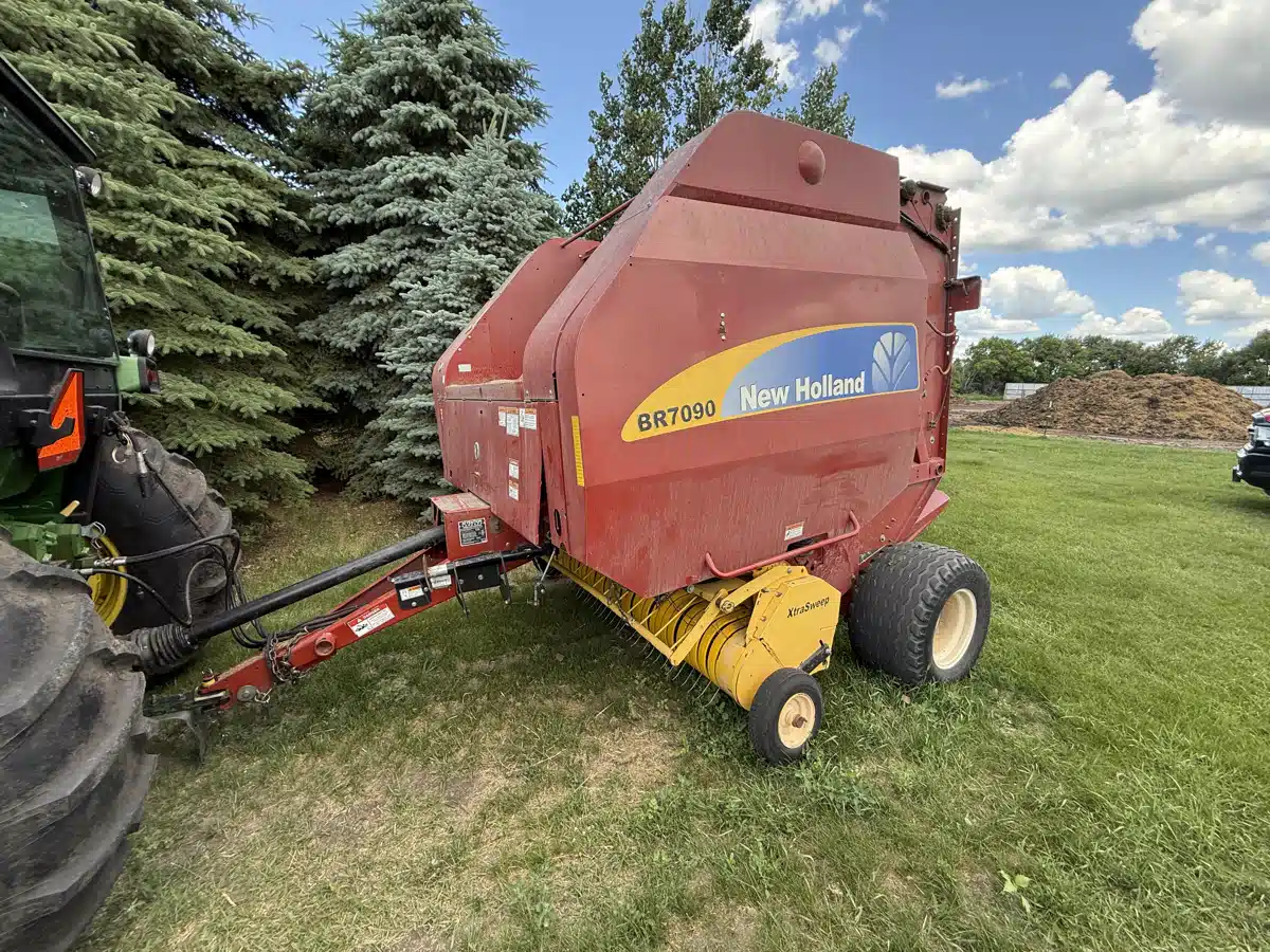Gallery image 2 for Used 2011 New Holland RB7090 Round Baler