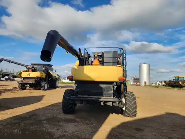 Gallery image 2 for Used 2005 New Holland CR970 Combine