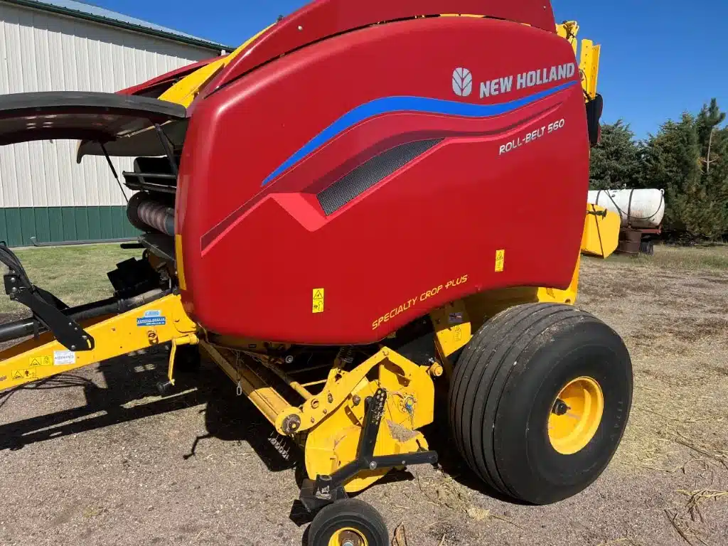Gallery image 2 for 2021 New Holland ROLL-BELT 560 Round Baler