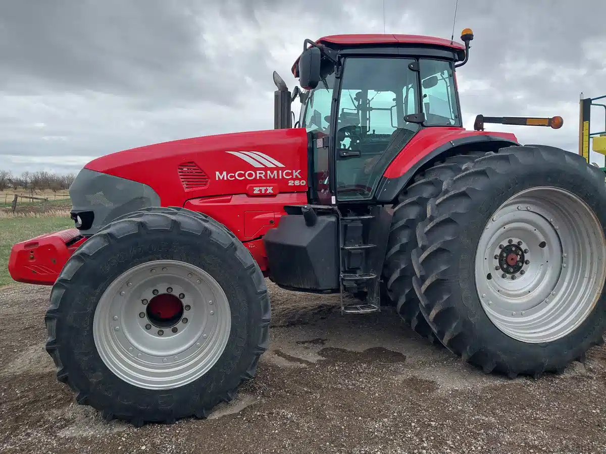 Gallery image 1 for Used 2004 McCormick ZTX260 Tractor