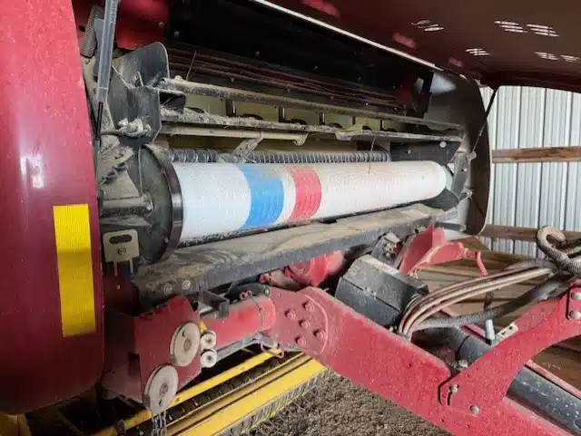 Gallery image 2 for 2021 New Holland ROLL-BELT 560 Round Baler