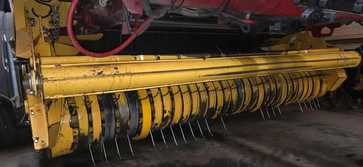 Gallery image 2 for 2015 New Holland ROLL-BELT 560 Round Baler