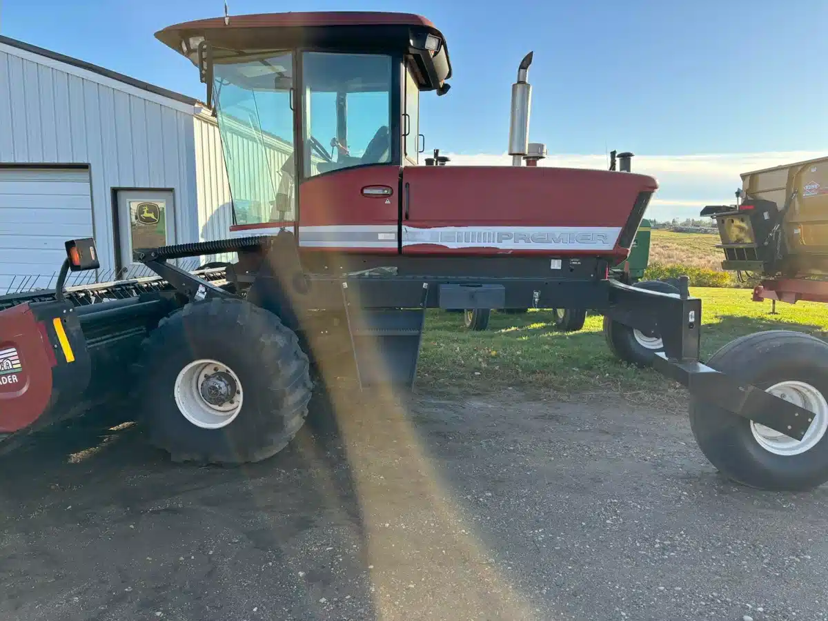 Used 2001 Premier 2940 Windrower