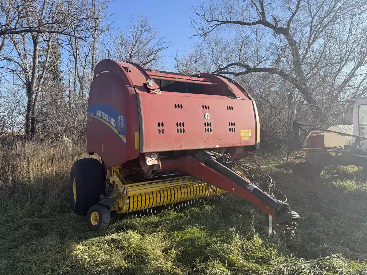 Gallery image 2 for 2016 New Holland ROLL-BELT 560 Round Baler