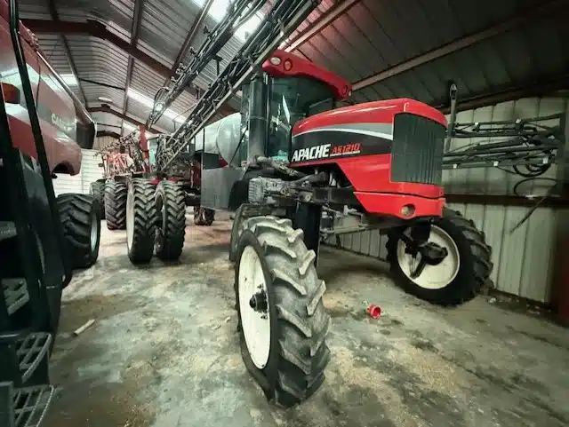 Gallery image 2 for 2007 Apache AS1210 Sprayer - Self Propelled