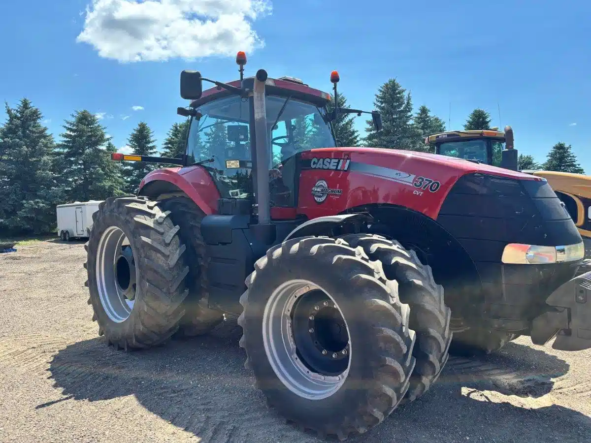 Gallery image 2 for 2013 Case IH Magnum 370 Tractor
