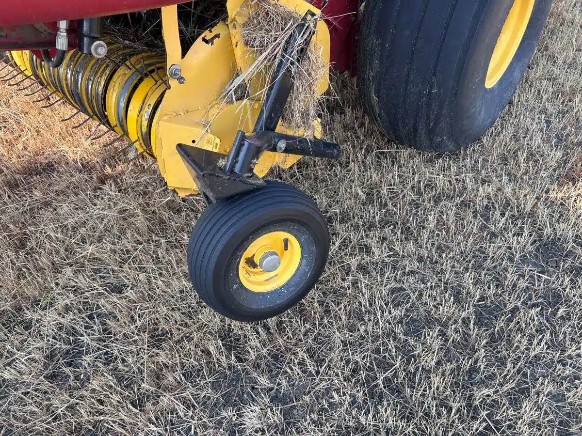Gallery image 2 for 2018 New Holland ROLL-BELT 560 Round Baler