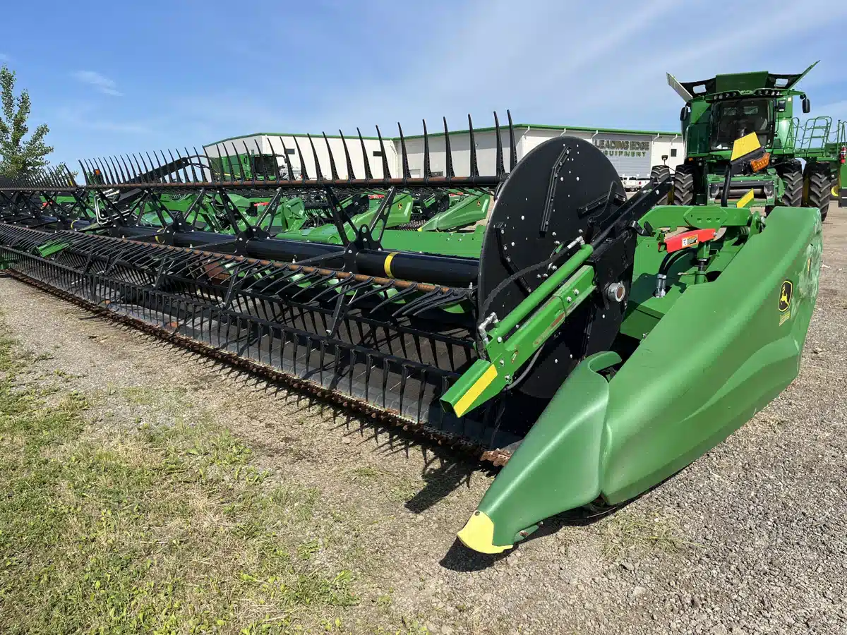 Gallery image 2 for Used 2023 John Deere HD40F Header - Draper