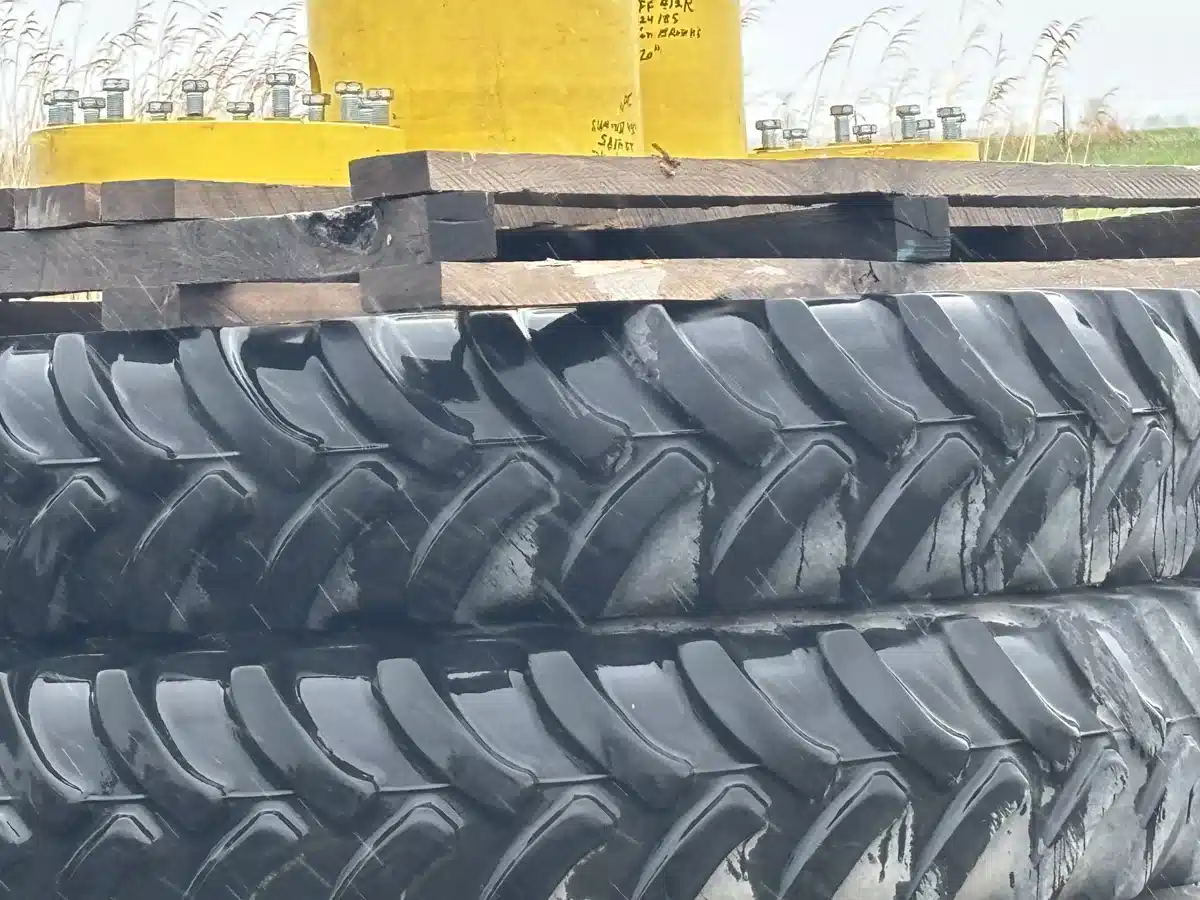 Gallery image 2 for Used Unverferth 380 Duals w/22" Extentions Tires