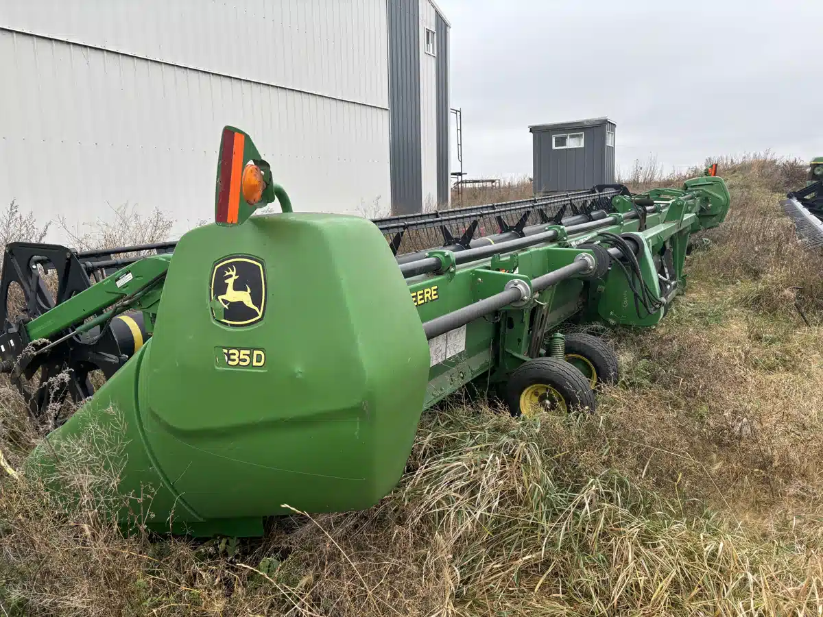 Gallery image 1 for Used 2009 John Deere 635D Header - Draper