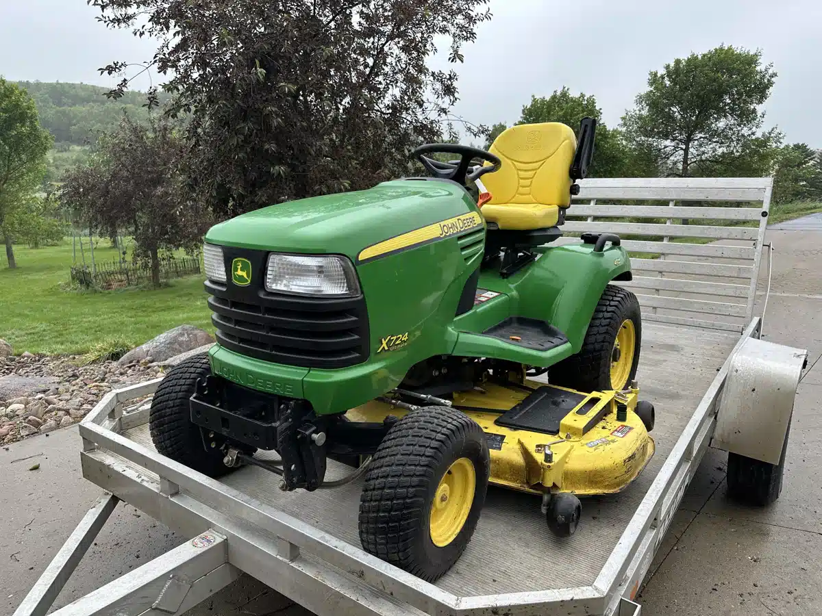 Gallery image 1 for Used 2011 John Deere X724 Lawn Tractor