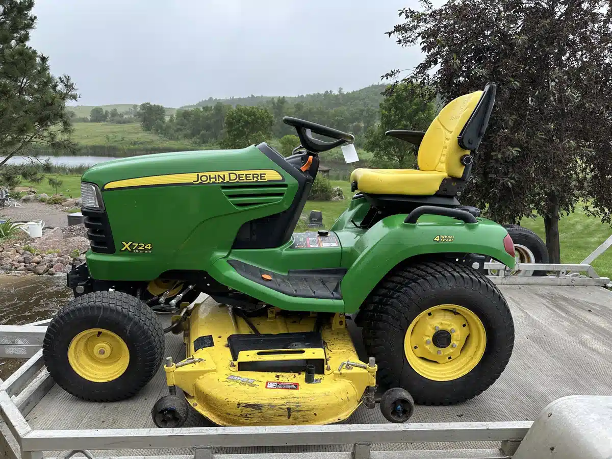 Gallery image 2 for Used 2011 John Deere X724 Lawn Tractor