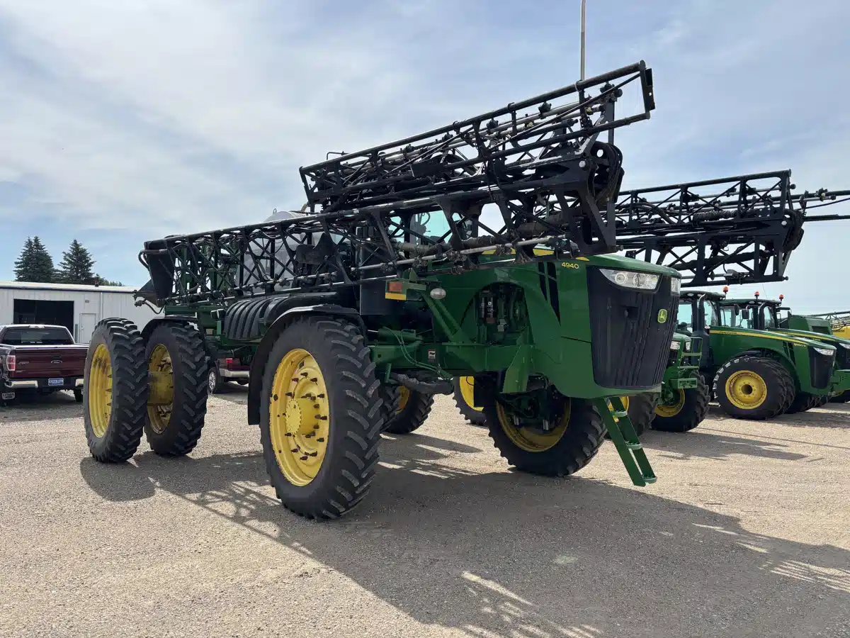 Gallery image 2 for Used 2012 John Deere 4940 Sprayer - Self Propelled