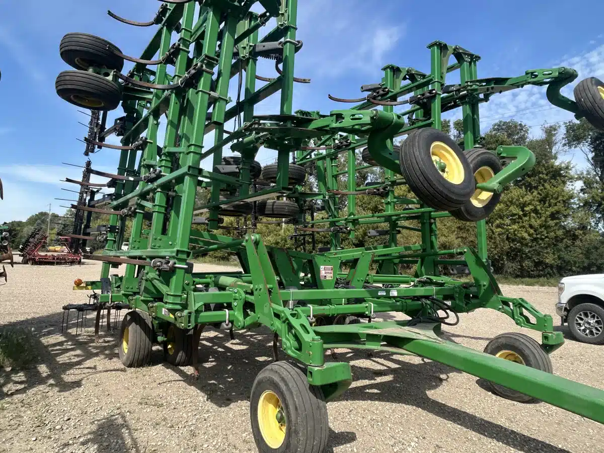 Gallery image 2 for Used 2012 John Deere 2410 Chisel Plow