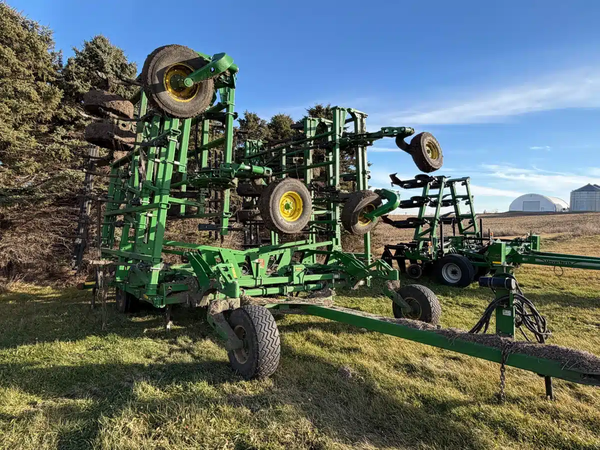 Gallery image 2 for 2024 John Deere 2430 Chisel Plow