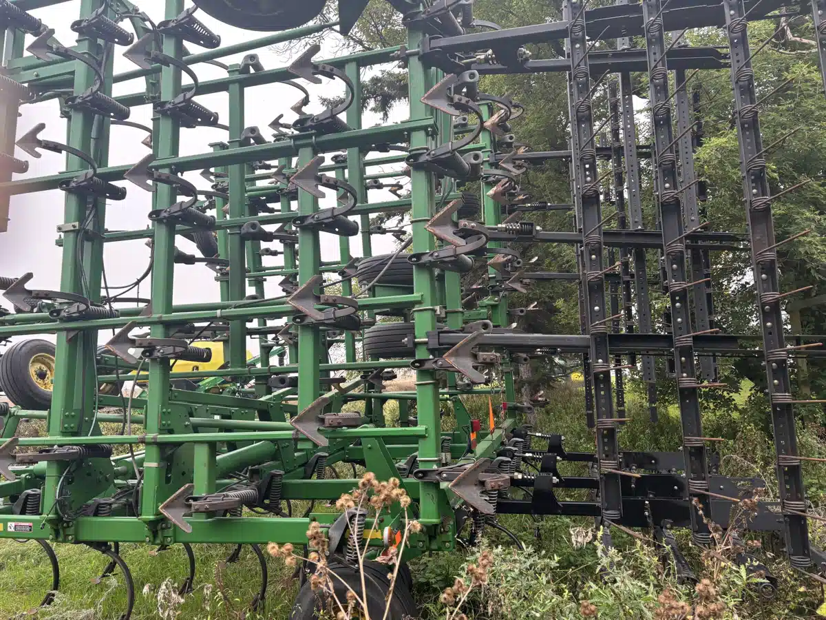 Gallery image 2 for Used 2005 John Deere 2210 Cultivator