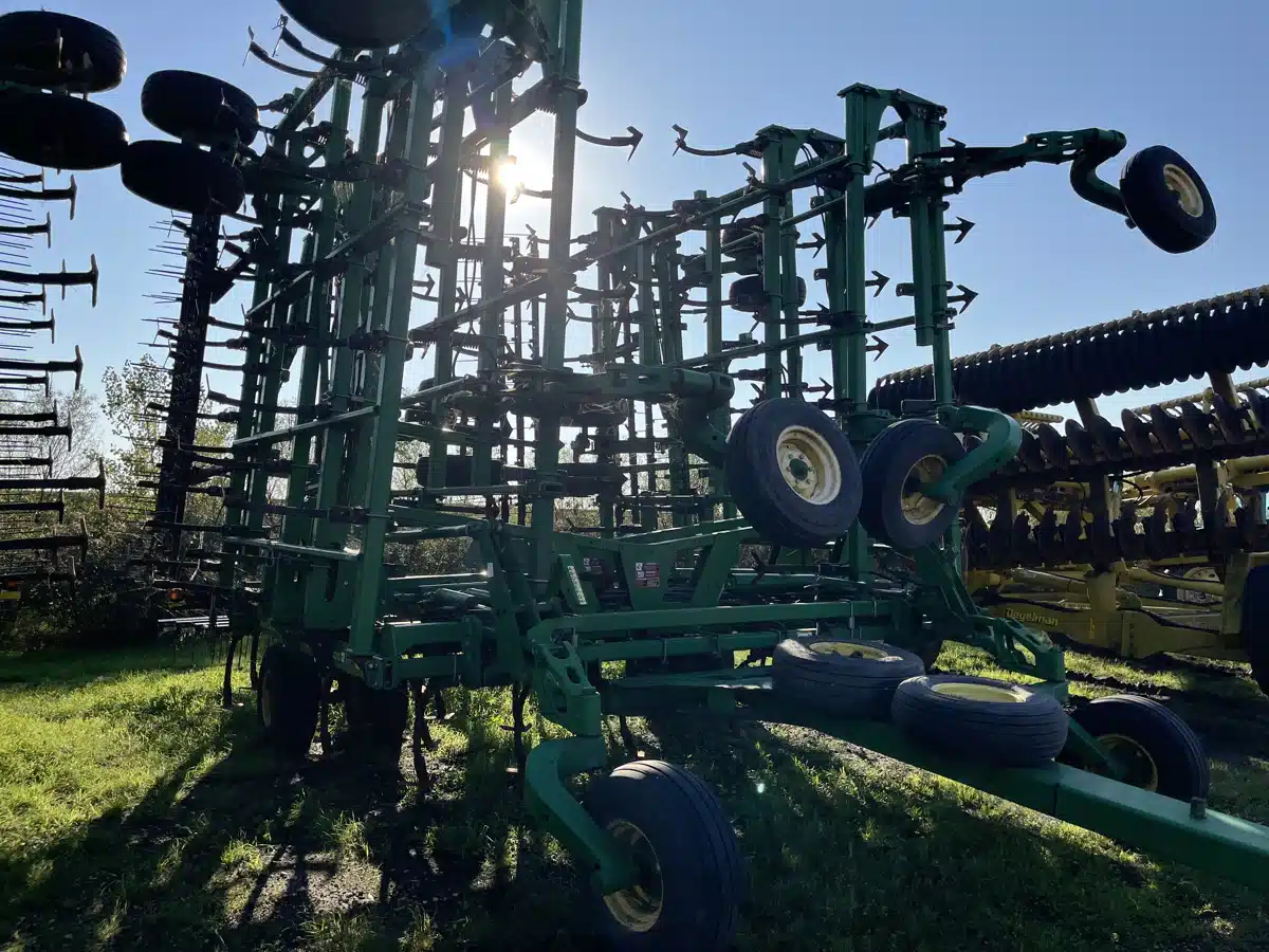 Gallery image 2 for Used 2011 John Deere 2210 Cultivator