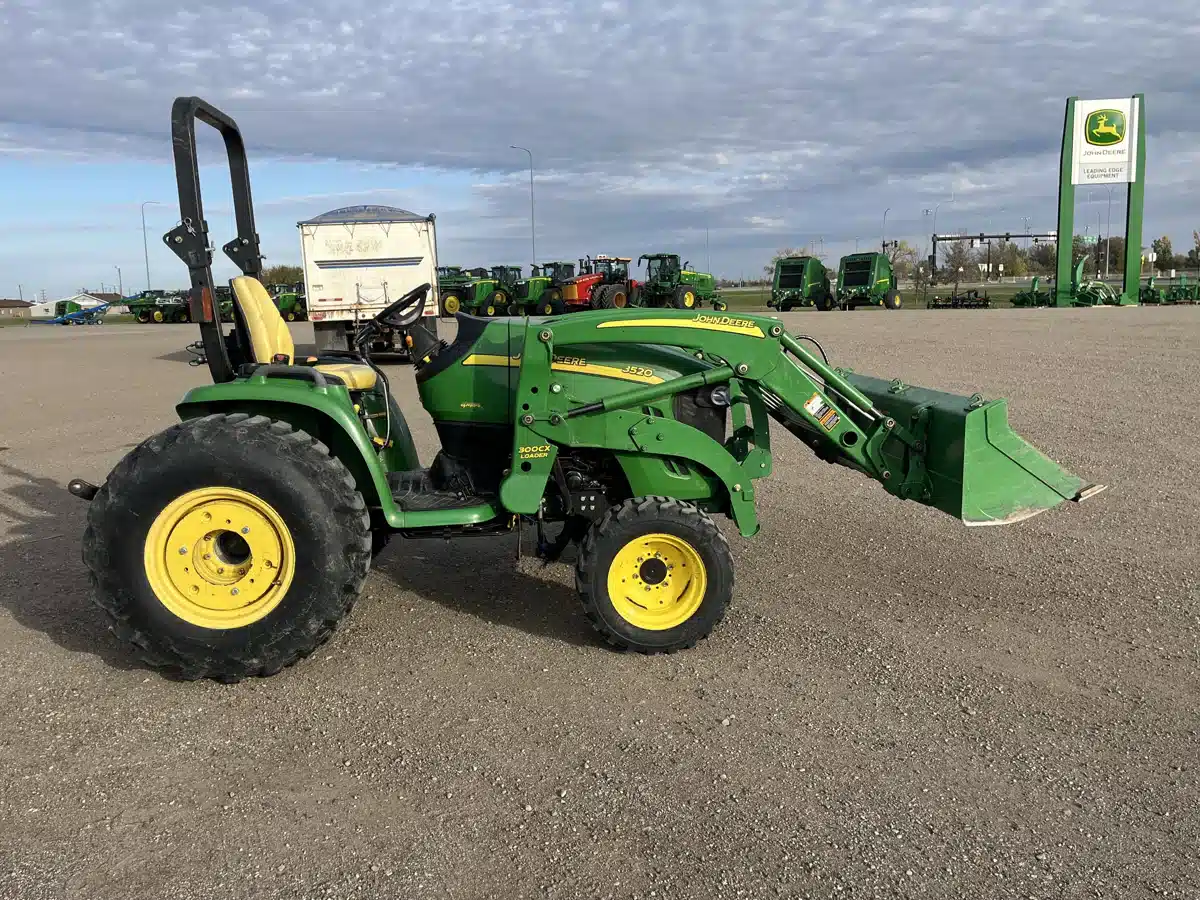 Gallery image 2 for Used 2011 John Deere 3520 Tractor