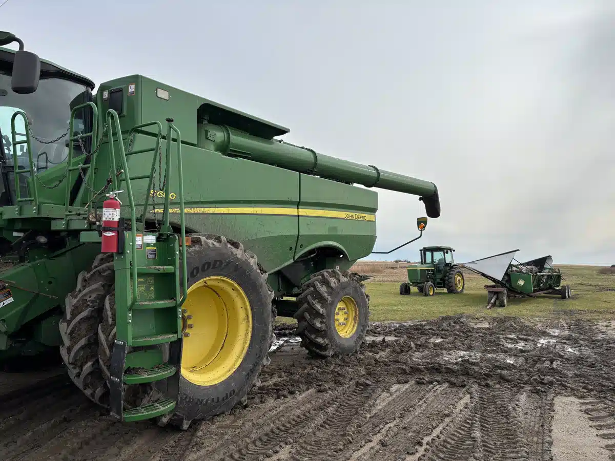 Gallery image 2 for 2017 John Deere S680 Combine