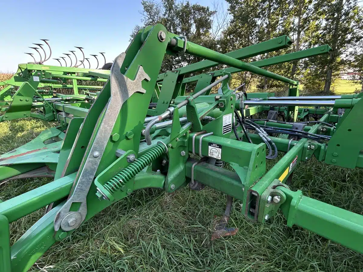 Gallery image 2 for Used 2013 John Deere 2210 Cultivator