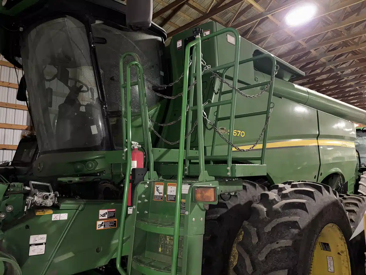 Gallery image 2 for 2014 John Deere S670 Combine